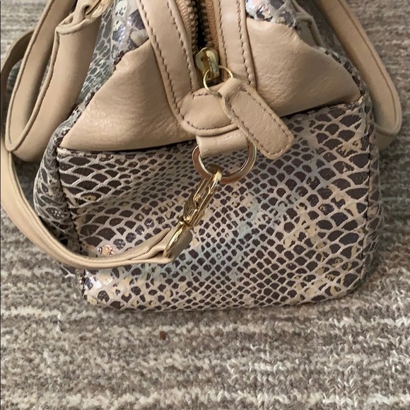 Kelly Wynne barrel crossbody bag - Picture 4 of 4